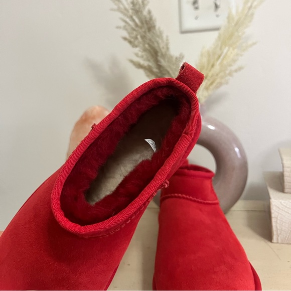 Uggs. Brand new, never been worn - Picture 4 of 6